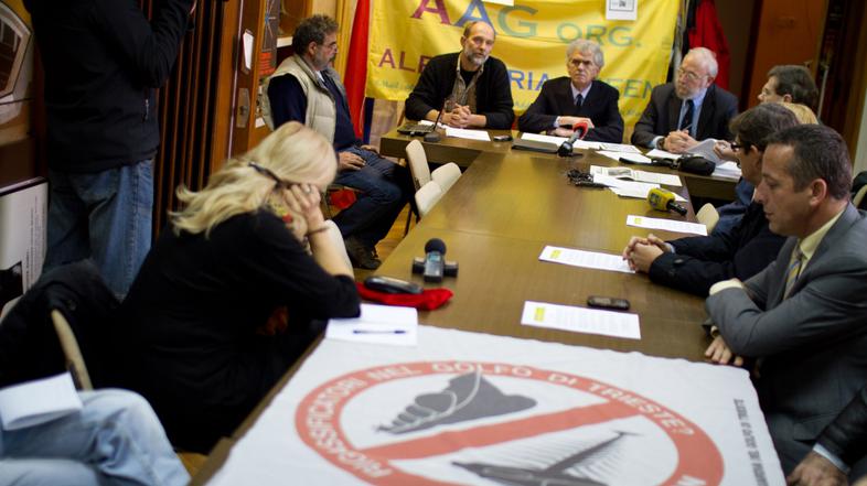 Slovenija 29.11.12, tiskovka o plinskih terminalih, predstavniki alpe adria gree