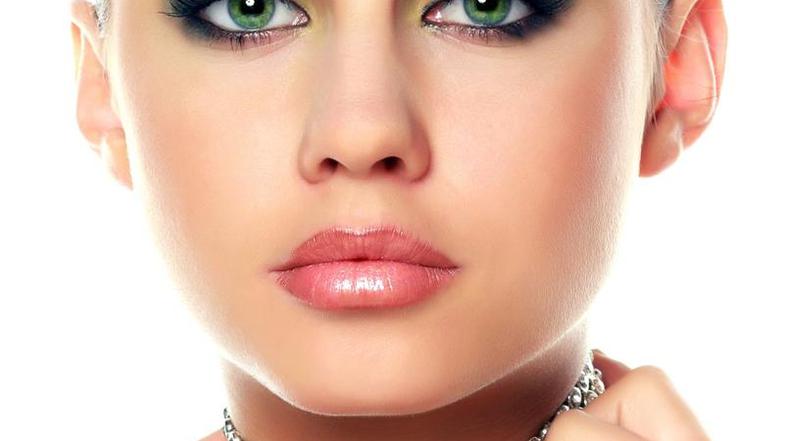 V zgodovini so moški nakit največkrat podarjali svojim ljubicam. (Foto: Shutters