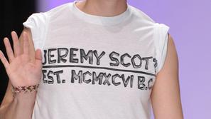 Jeremy Scott se je hitro povzpel na modni vrh, a si nato večkrat vzel daljši pre