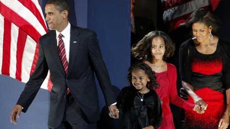 Obama s hčerkama Malio Ann (druga z desne) in Sasho. Na desni njegova žena Miche