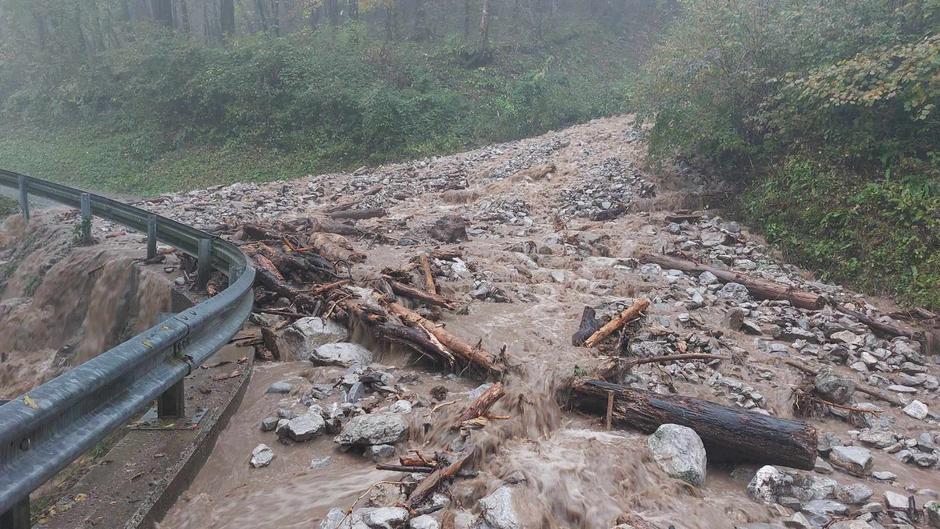 plaz na cesti Postaja-Čepovan | Avtor: bralka