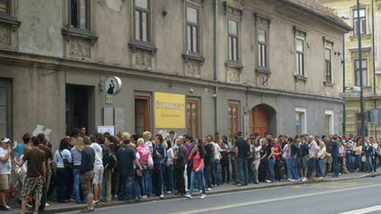 Največji navdušenci so nestrpno čakali na začetek predprodaje.