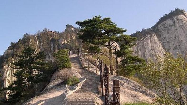 Na Hua Shan prihajajo predvsem romarji in turisti, ki z gorami nimajo veliko izk