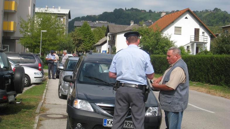 Policisti, ki so nadomeščali redarja, so bili neizprosni. (Foto: Nada černič Cve