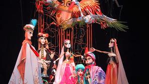 Scenografija in kostumografija sta zamišljeni v orientalskem slogu, enajst mario