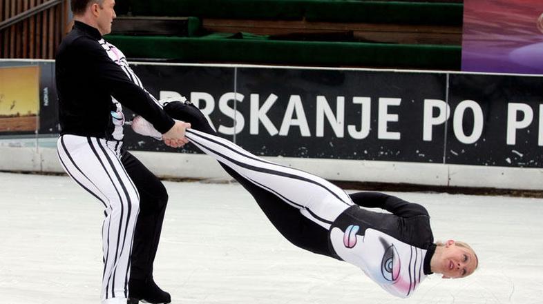 Ankle spin, ki ga na fotografiji izvajata Robb Williams in Jodi Grace Barnes, je