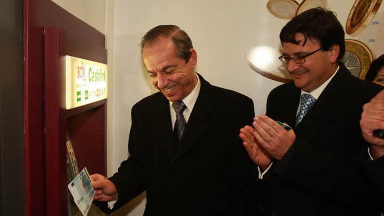 Malteški premier Lawrence Gonzi je nekaj minut po polnoči opravil prvi evrski dv