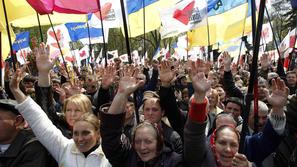 Množice so se na poziv Timošenkove zbrale pred parlamentom. (Foto: Reuters)