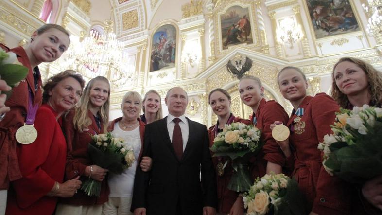 Vladimir Putin z zmagovalno ekipo v sinhronem plavanju