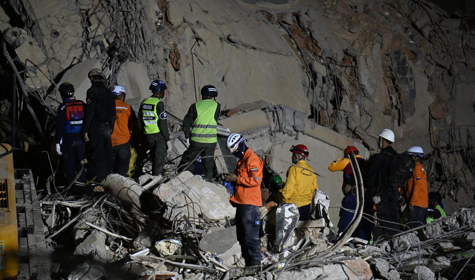 Potres vzel 920 življenj, na pomoč prihajajo reševalci iz tujine