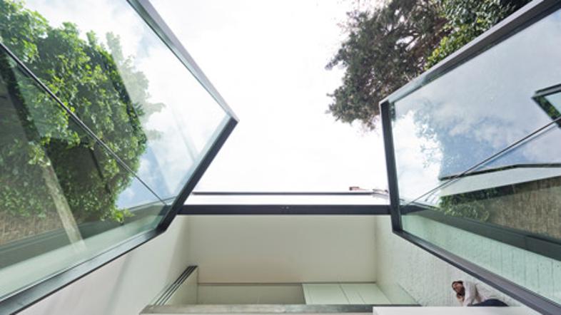 SculpIT - hiša LALO z največjimi steklenimi vrati na svetu