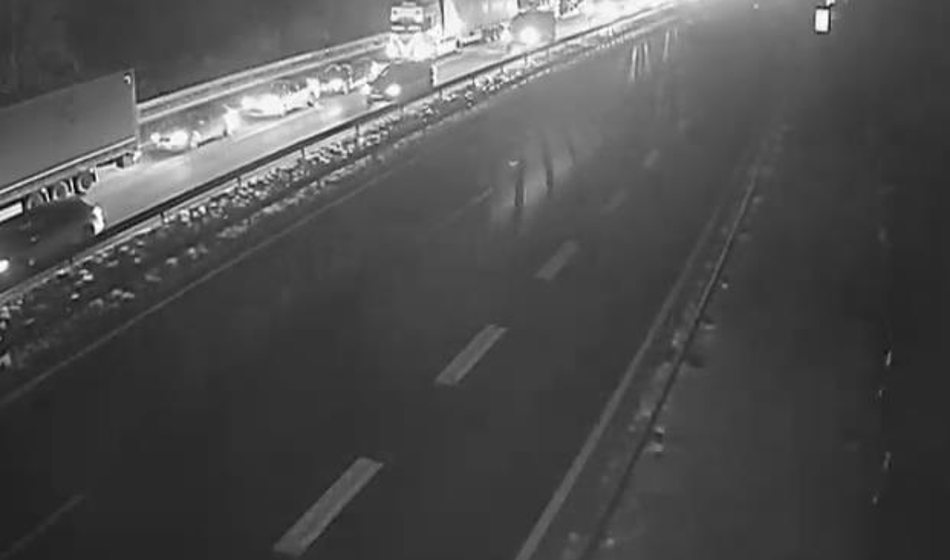 Na avtocesti počilo, zaprt prehitevalni pas