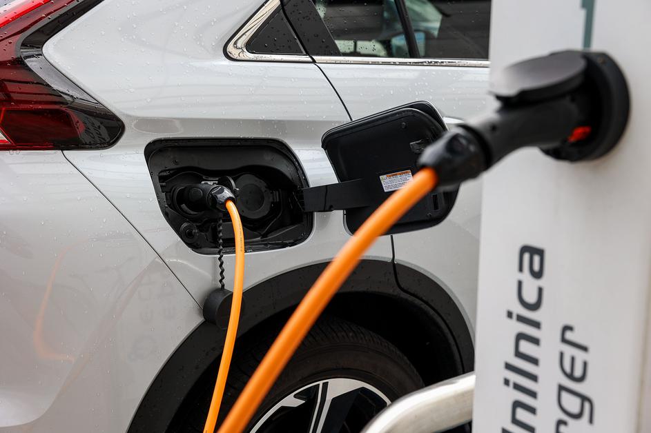 Priključni hibrid PHEV mitsubishi eclipse cross polnjenje električna polnilnica