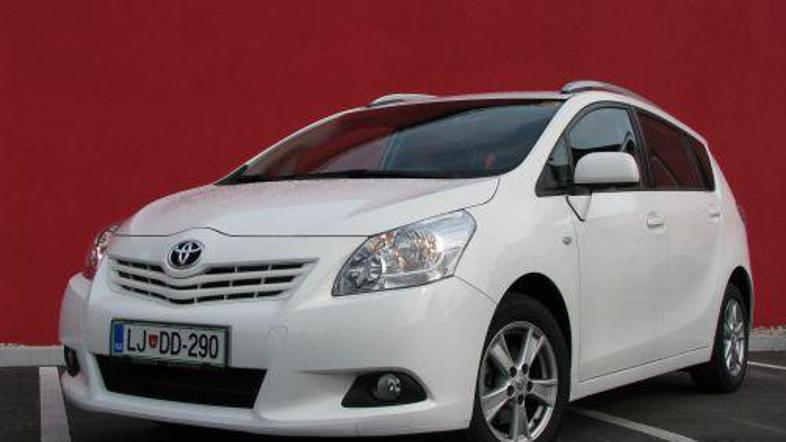 Na prvi pogled se ne razlikuje veliko od predhodnika. Novosti so predvsem očem s