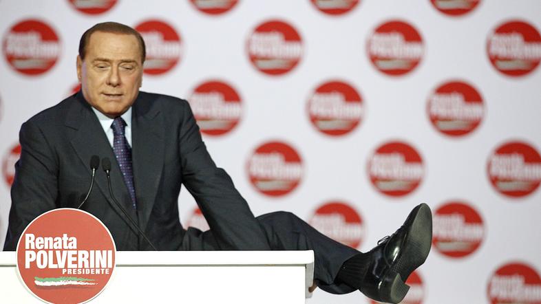 Berlusconi se v zadnjih tednih sooča s težavami v politiki in zasebnem življenju
