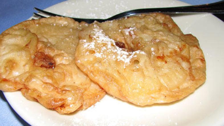 Sadje pomočimo v testo za palačinke.