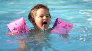 Plavalni pripomočki naj vam bodo v pomoč pri učenju in nato pri družinskih vodni
