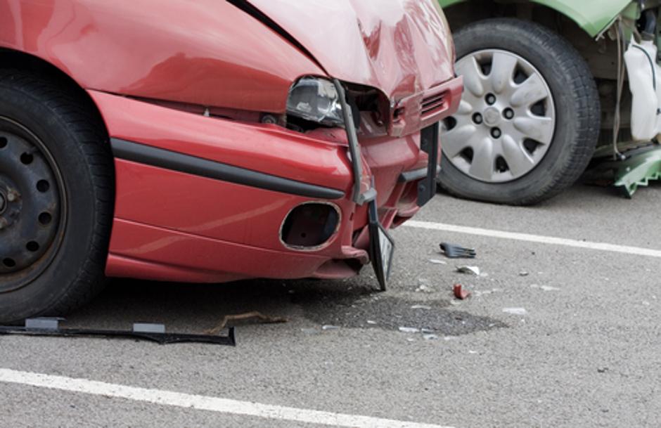 prometna nesreča parkirišče vozili razbitine | Avtor: Shutterstock