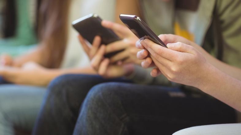 otroci uporabljajo mobilne telefone