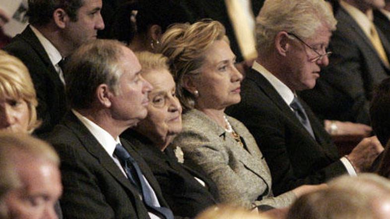 Razmerje med zakoncoma Clinton in Obamo se je med žolčno volilno kampanjo precej