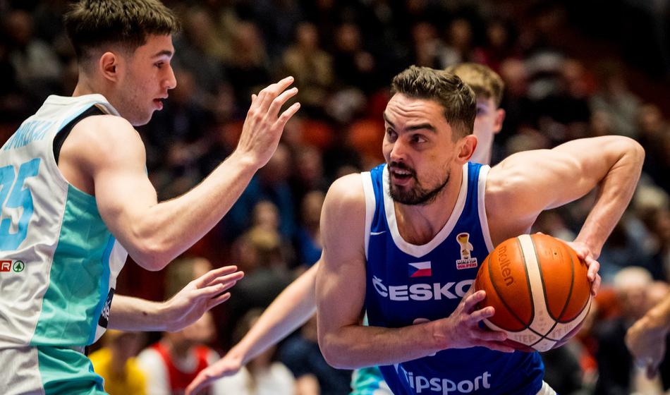 Slovenija ob polčasu na -18, nato pa odločil met v zadnjih sekundah