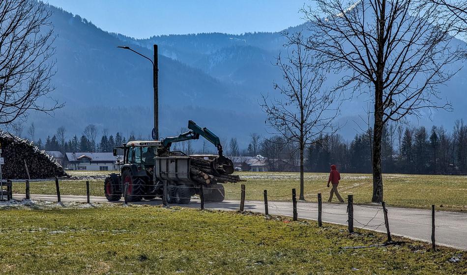 Ceste spet vzele življenje: Z mopedom izsilil prednost traktorju, sledilo je ...