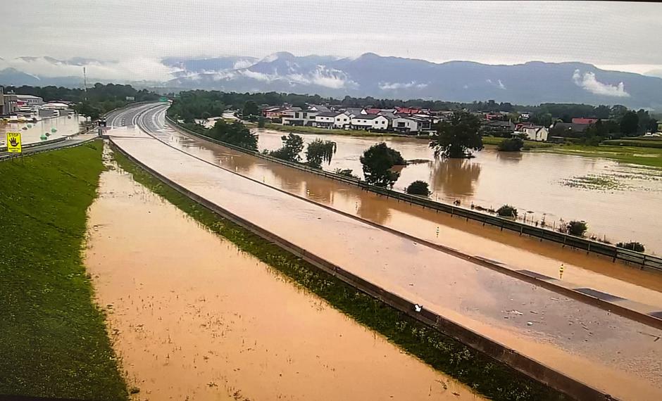 Poplavljena avtocesta med Žalcem in Šentrupertom proti LJ | Avtor: Dars