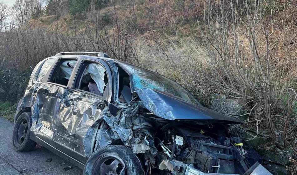 Po trčenju v parkiran avto in obcestni zid je vozilo še enkrat odbilo