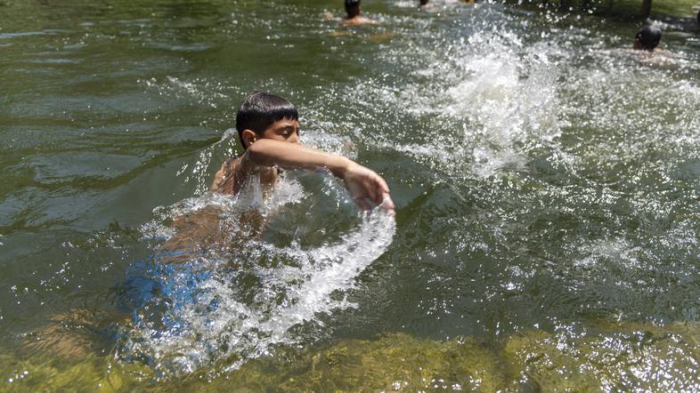 Poletje otroci plavajo v reki reka jezero