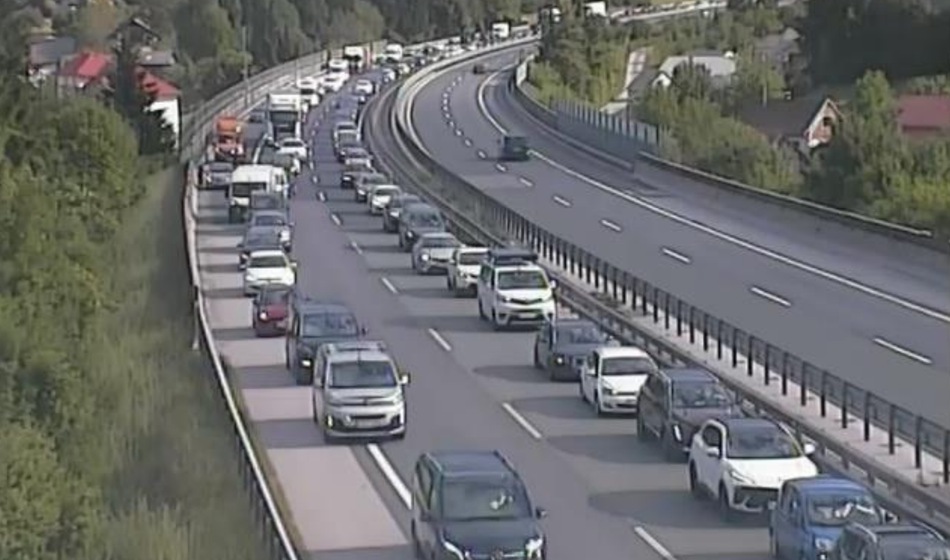 Na cestah spet gneča, zamuda tudi 50 minut