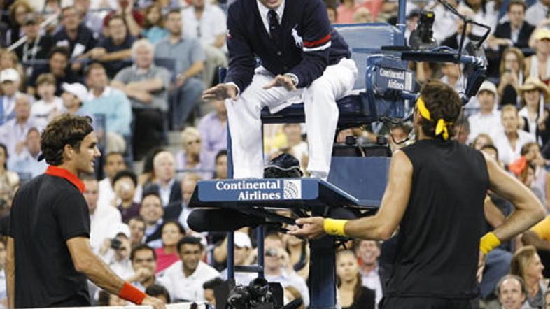 V enem izmed podobnih pogovorov je Federer (levo) pošteno ozmerjal glavnega sodn