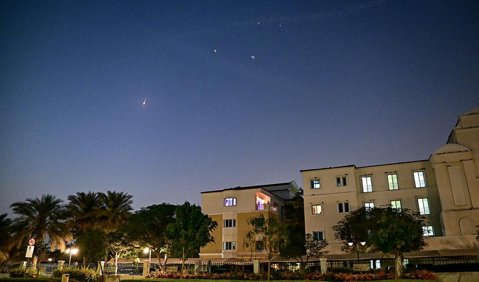 Kaotično tudi v Dubaju: Kolaps na letališču, nad idilično plažo rakete