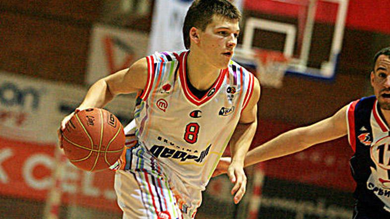 Domači košarkarji so z zmago na lestvici NLB prehiteli Helios Domžale.