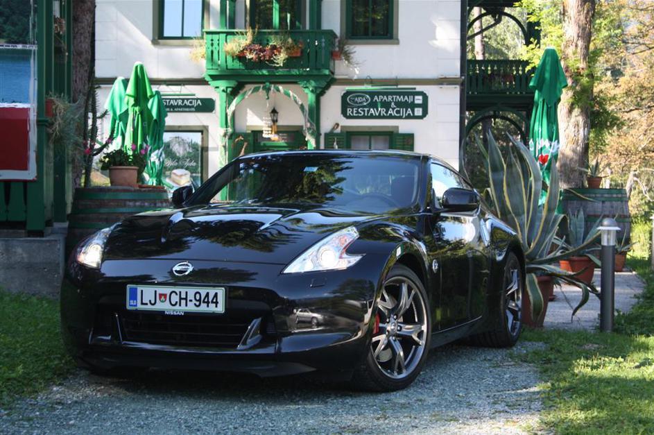 Zelo lepo krojena podoba izžareva športnost, ki jo s pridom dokazujejo tudi zmog