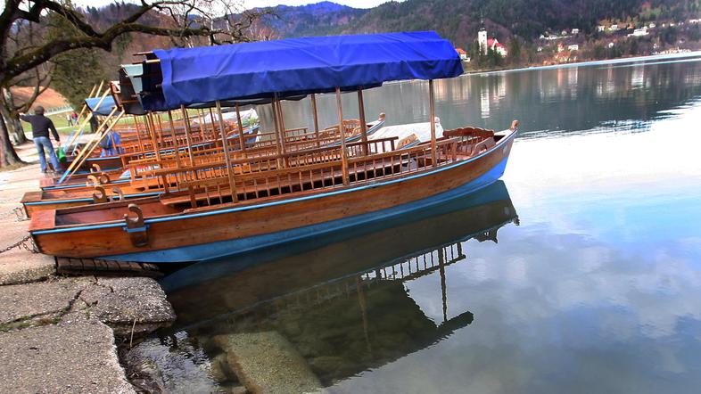 Zaradi zaprtja zračnega prostora so pletne turiste čakale zaman. (Foto: Špela Mo