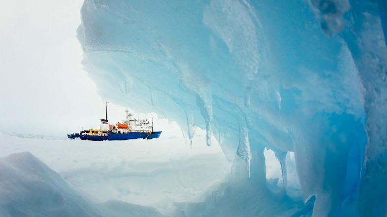 Ladja na Antarktiki