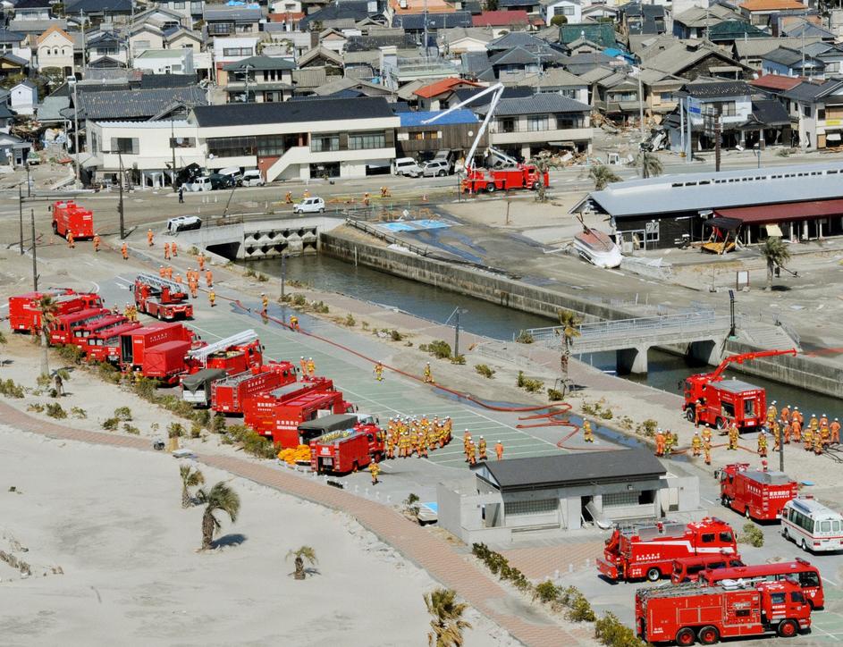 Gasilski tovornjaki so v Fukušimo prišli celo iz 240 kilometrov oddaljenega Toki