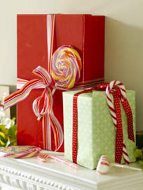 Otroci se bodo še posebno razveselili daril s sladkimi dodatki.