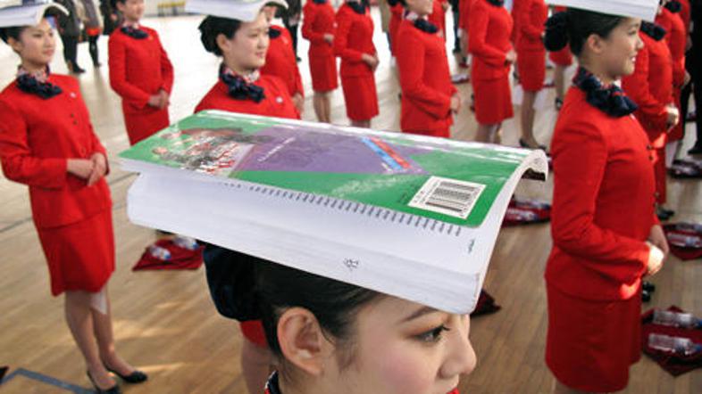 Šola za olimpijske hostese: nošenje knjig na glavi.