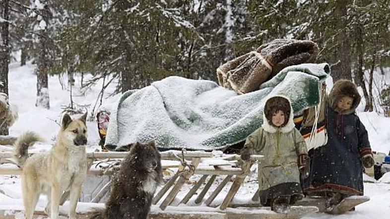 Otroci so toplo "zadelani" od glave do pete, "modna zapoved" pa je krzno.
