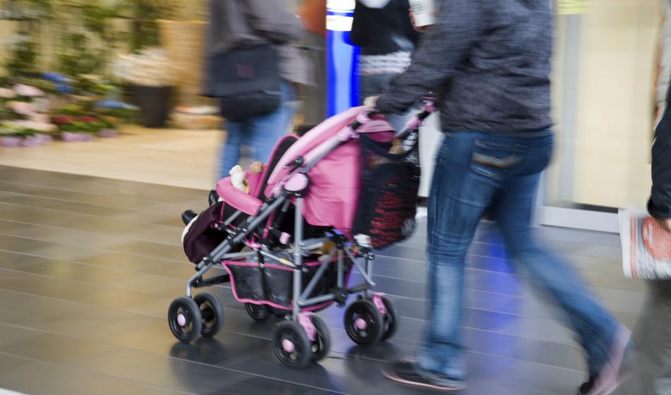 Policisti ustavili par z vozičkom, obstali v šoku ob pogledu na notranjost