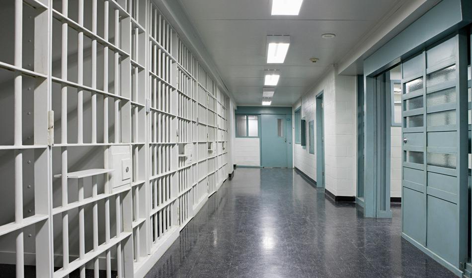 Morilec iz Slatine si je vzel življenje v polni zaporniški celici
