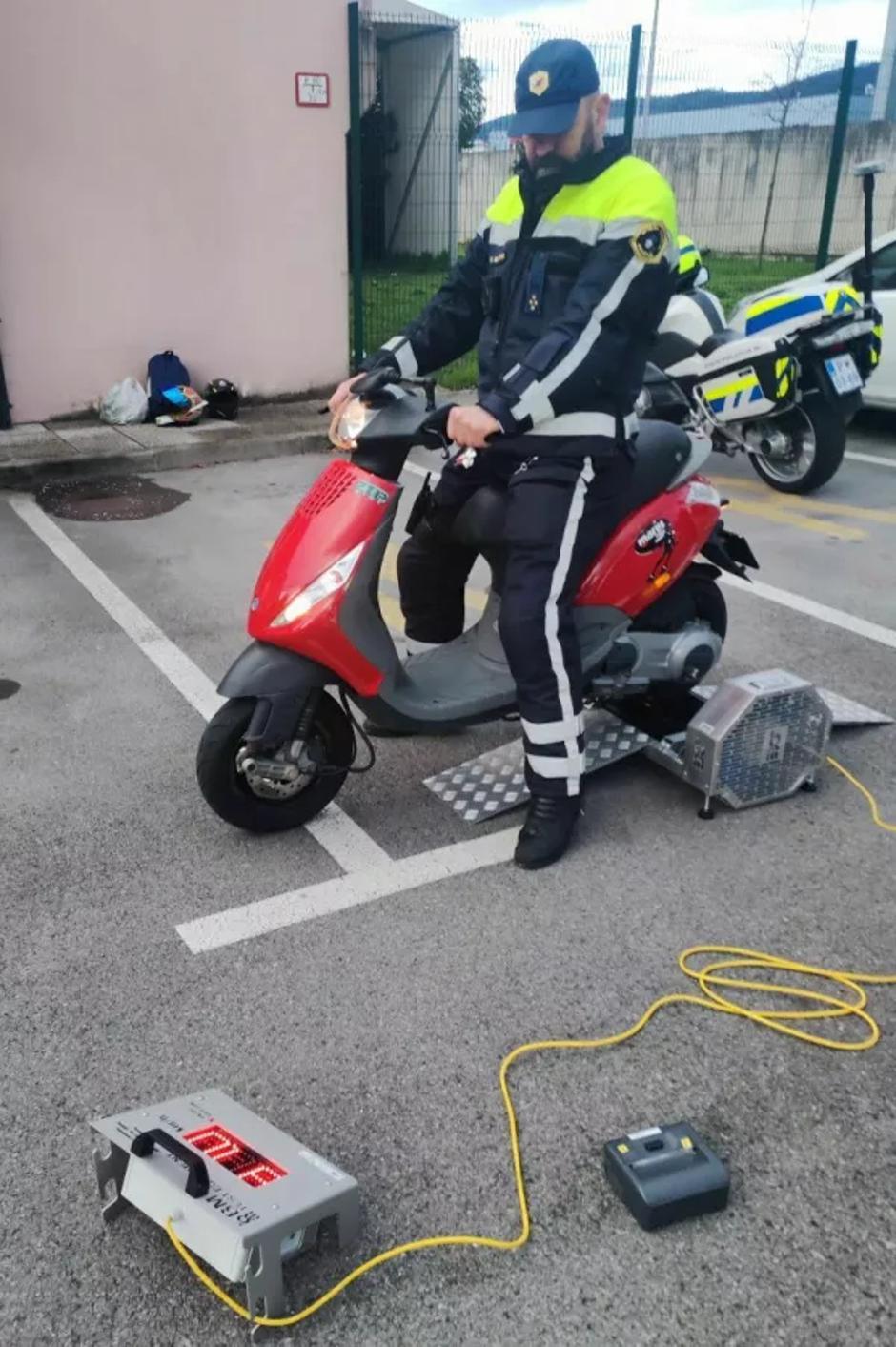 Naprava za merjenje hitrosti mopedov in e-skirojev | Avtor: Policija