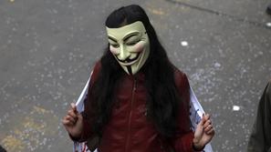 Protestnica z masko Guya Fawksa.