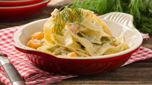 Široki rezanci z dimljenim lososom in bučo