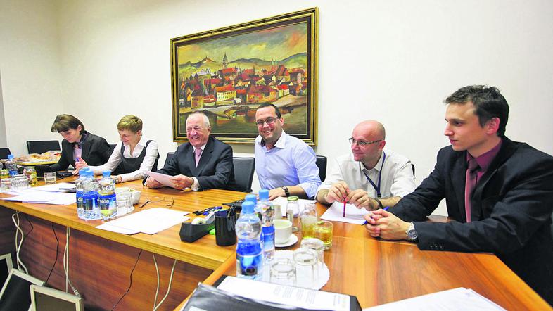 Volilna komisija je takoj po 16. uri, ko so se zaprla volišča, začela preverjati