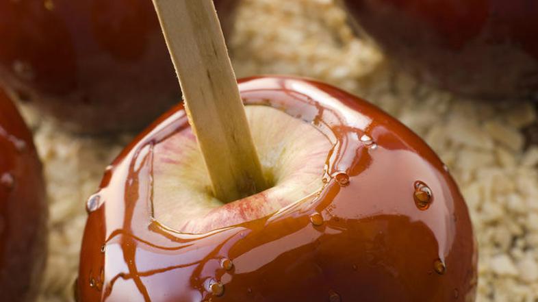 Jabolka, oblečena v mehko karamelo. 