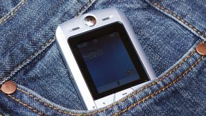 mobilni telefon v žepu