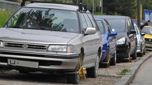 Plačilo priklepanja in odklepanja lisic nima neposredne povezave z globo za nepr