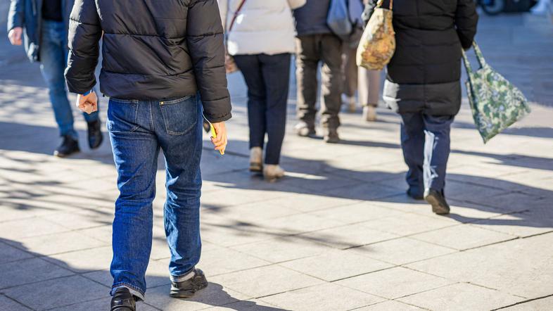 Ljudje hodijo po ulici